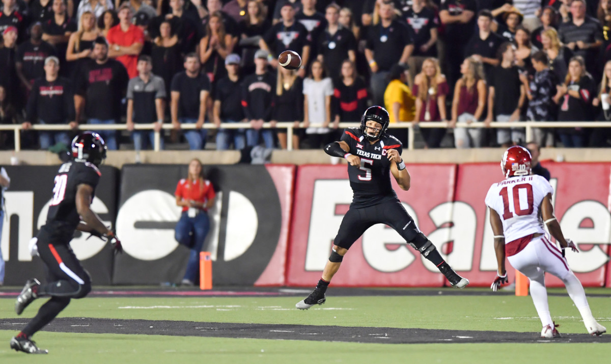 ttou-mahomes-jump-pass-1.jpg